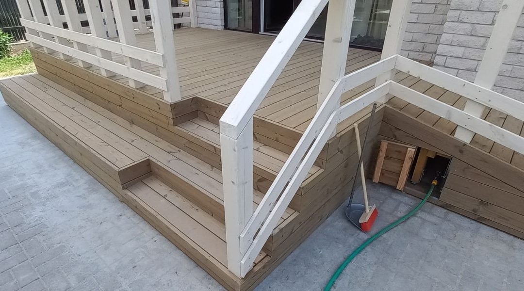 Termo pušies terasa su turėklais