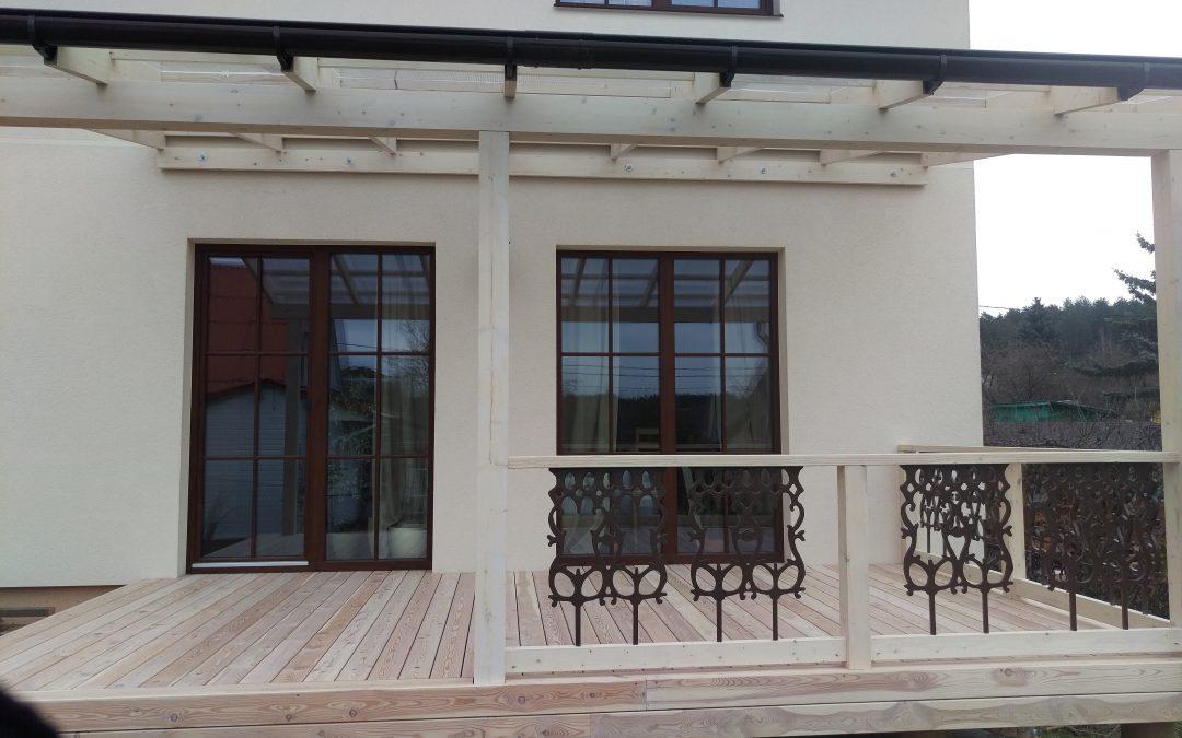 Maumedžio terasa ir polikarbonato stoginė