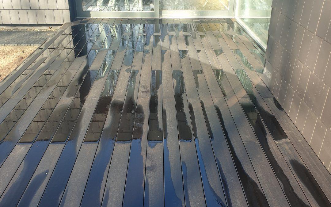 Bambuko terasa ant cinkuoto metalo konstrukcijos