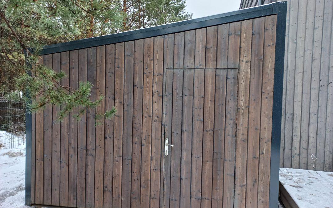 Sandėliukas su degintos medienos lentučių apdaila