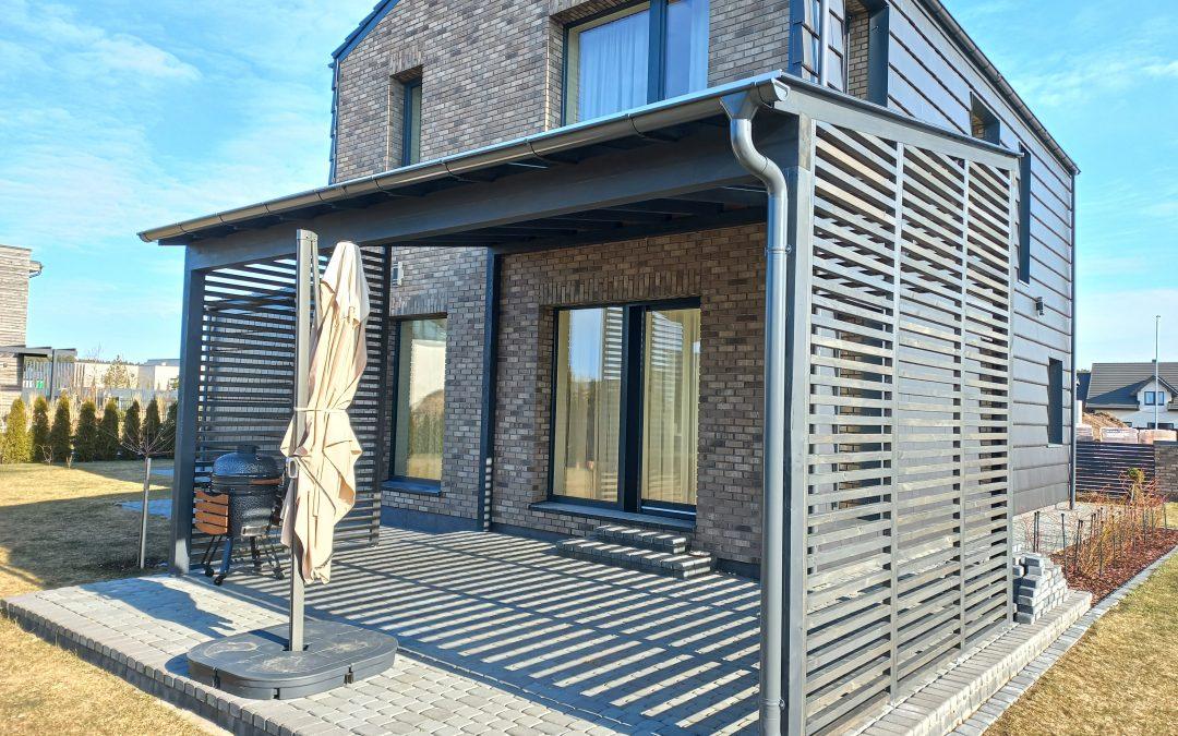 Polikarbonato dangos stoginė su ažūro sienele