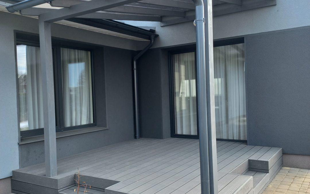 WPC (medžio kompozito) terasa ir 16mm storio polikarbonato dangos stoginė