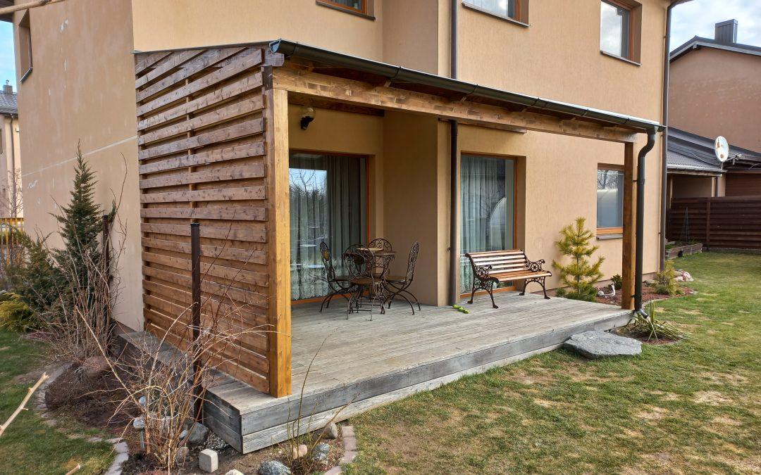 Polikarbonato stoginė su sienele