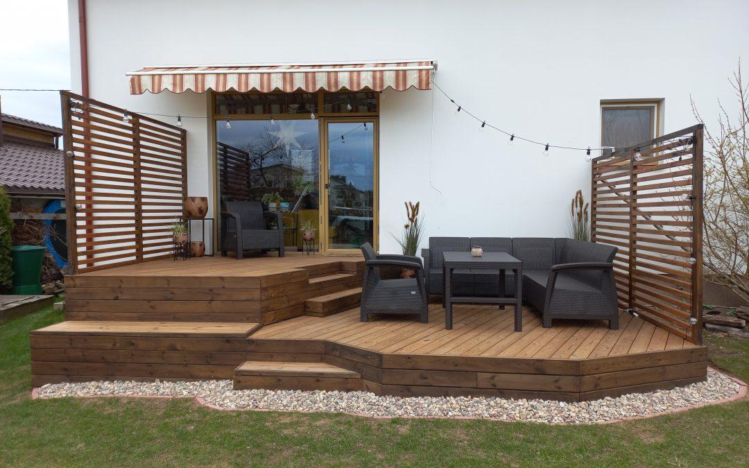 Termo pušies terasos su ažūrine sienele