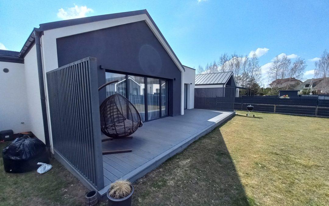 Atnaujinta maumedžio terasa su sienele