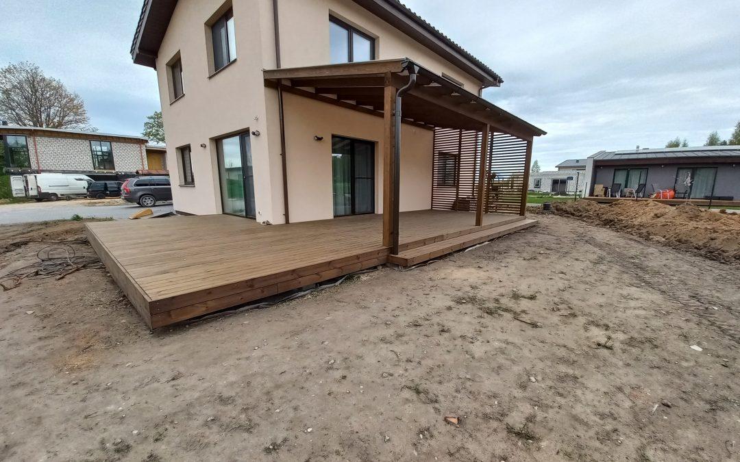 Termo pušies terasa su stogine ir ažūrine sienele