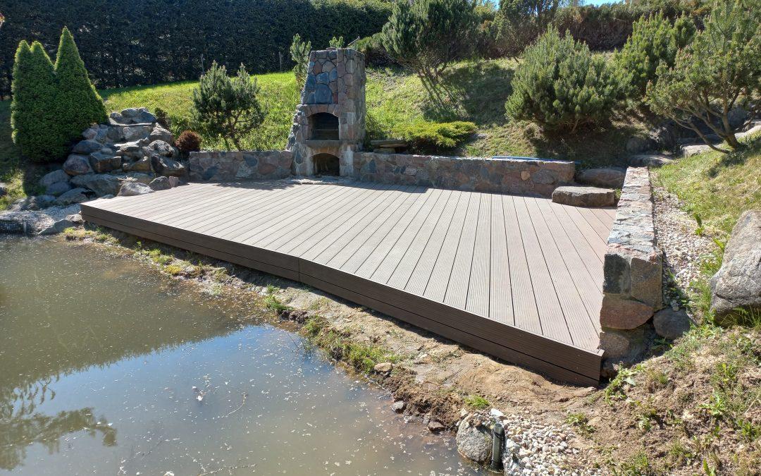 WPC (medžio kompozito) terasa prie tvenkinėlio