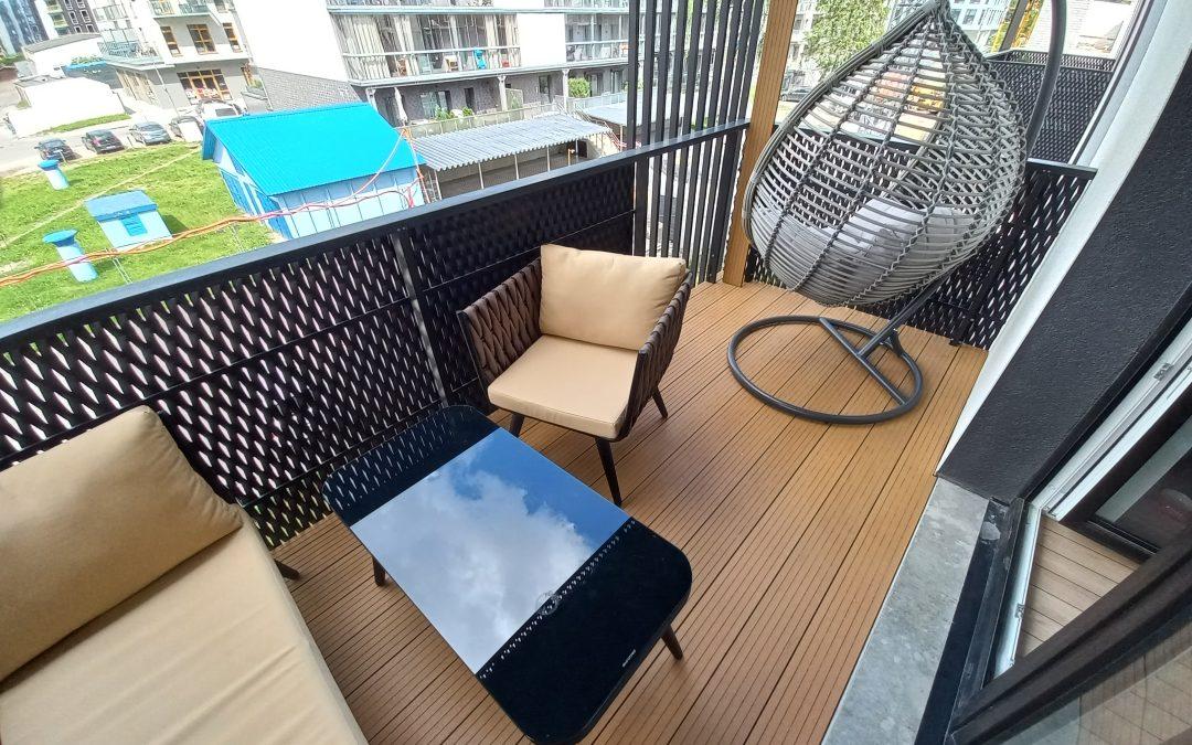 WPC terasa balkonėlyje – šviesiai ruda