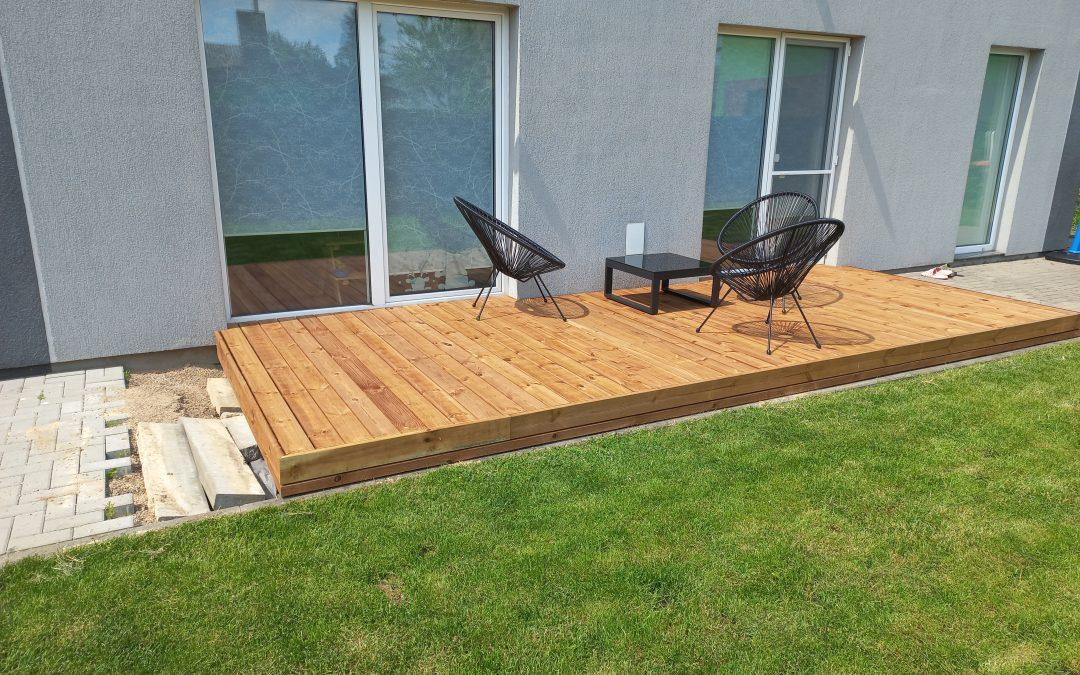 Impregnuotos pušies terasa – natūrali spalva