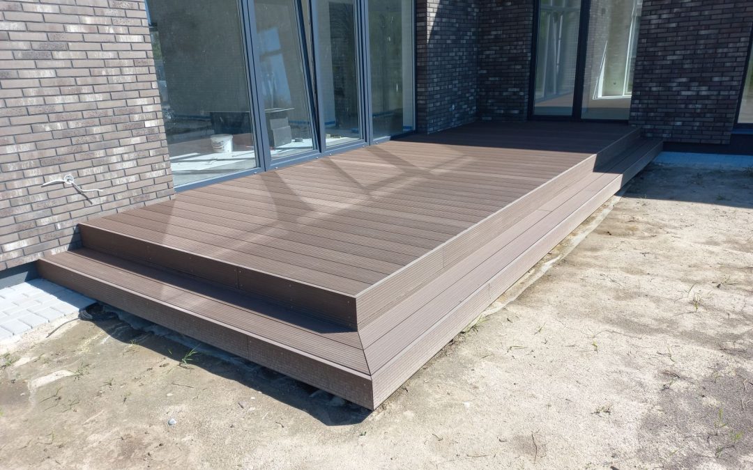 WPC (medžio kompozito) terasa su laiptu – tamsiai ruda