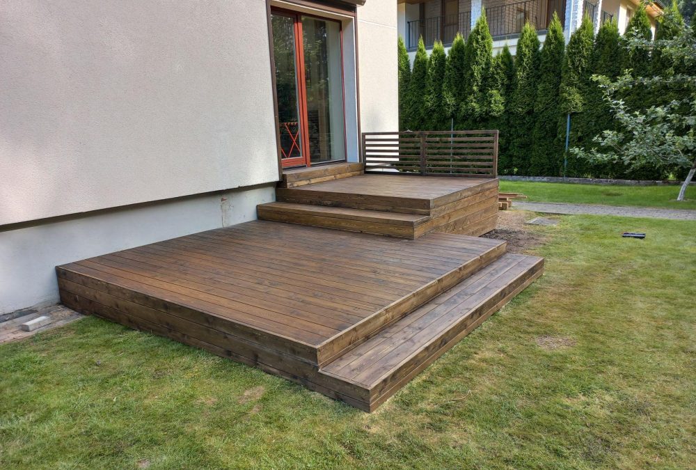 Maumedžio terasa su turėklu