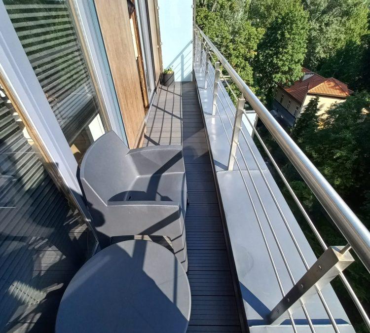 WPC terasa balkonėlyje – pilka