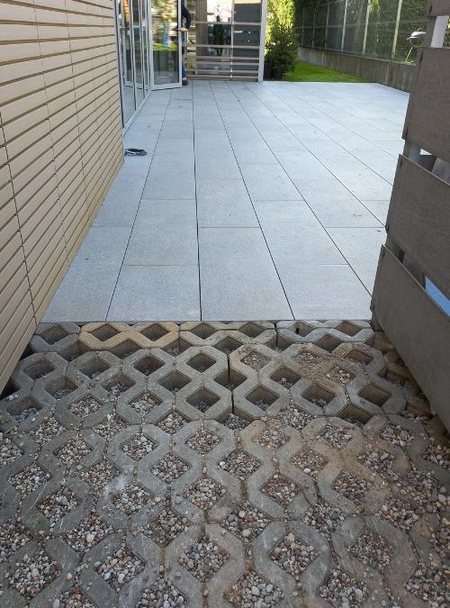 Akmens masės plytelių terasa