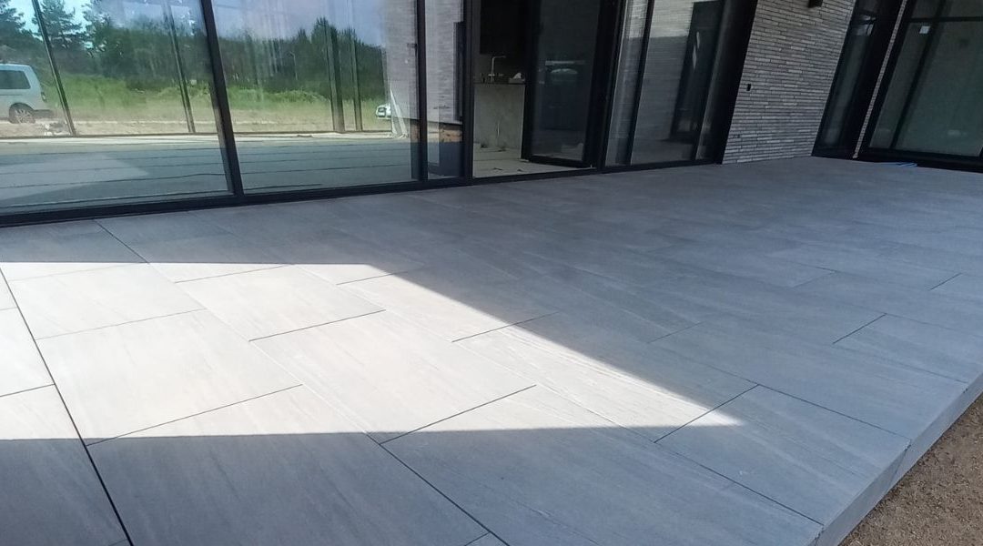 Akmens masės plytelių terasa