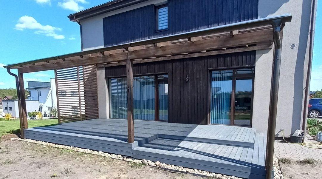 Polikarbonato dangos stoginė su ažūro sienele