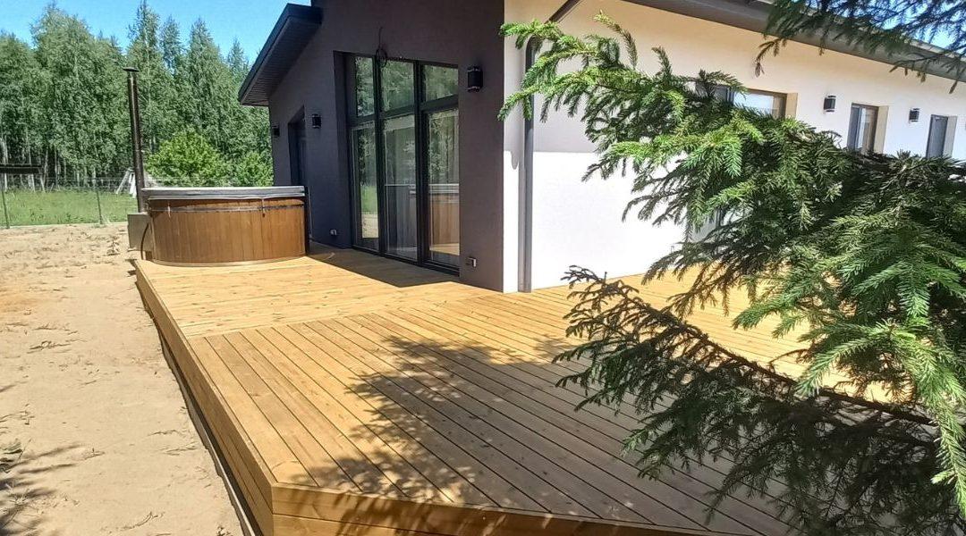 Termo pušies lentų terasa prie kubilo