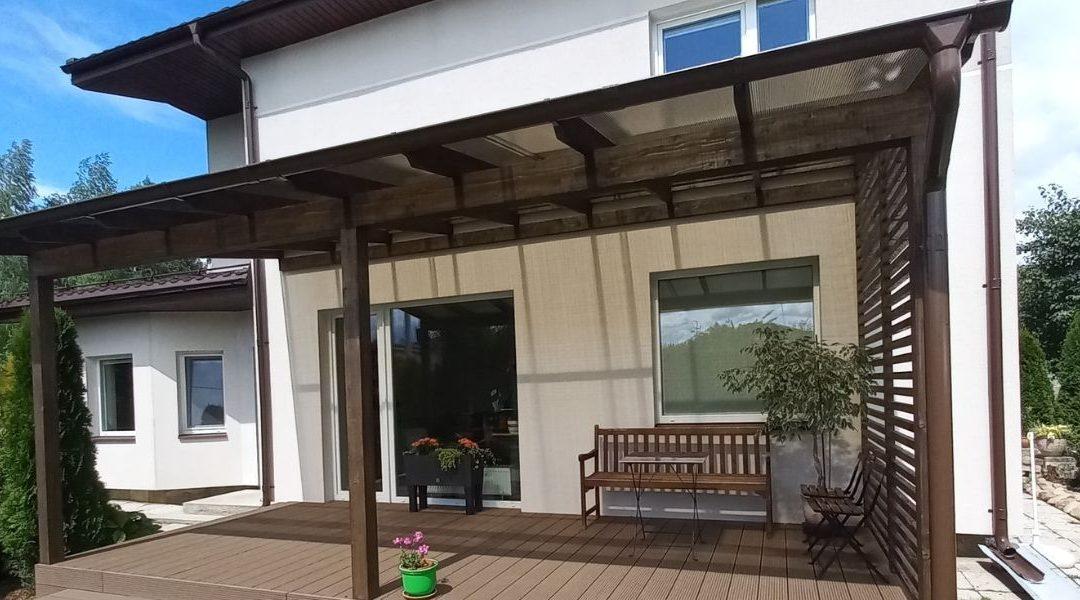 WPC terasa ir polikarbonato dangos stoginė su ažūrine sienele