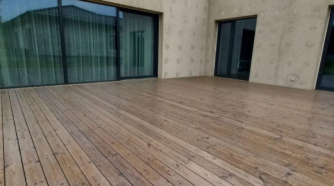 Termo pušies lentų terasa