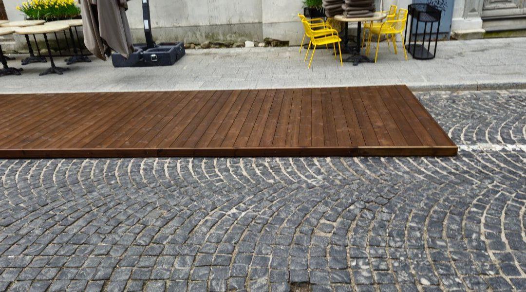 Termo pušies lentų terasa gatvėje