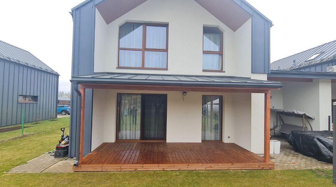 Termo pušies lentų terasa Classic skardinės dangos stoginė