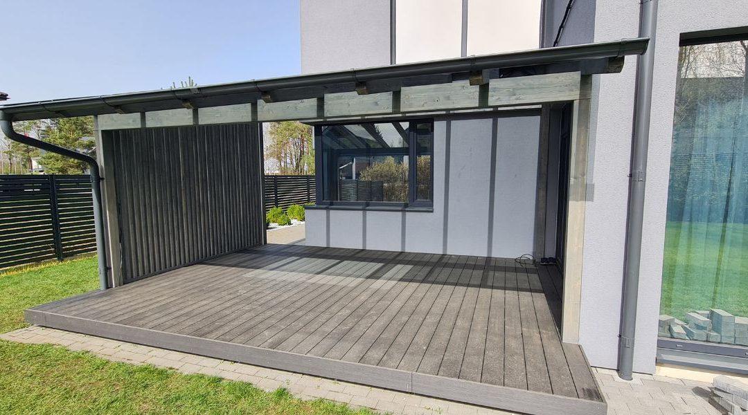 WPC lentų terasa su stiklo dangos stogine ir sienute