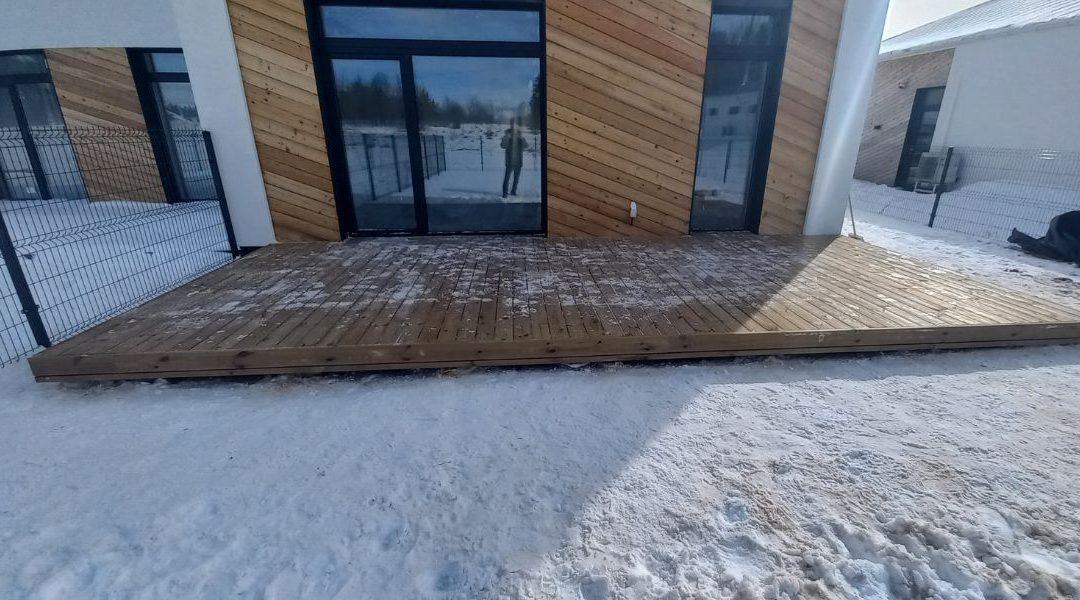 Impregnuotos pušies lentų terasa