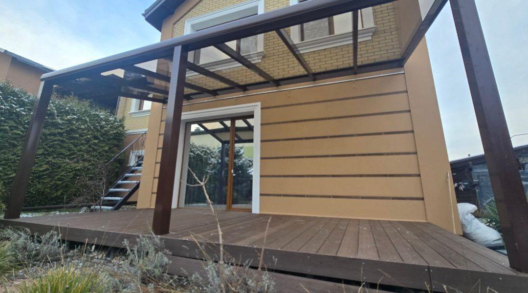 Aliuminio stoginė ir WPC lentų terasa