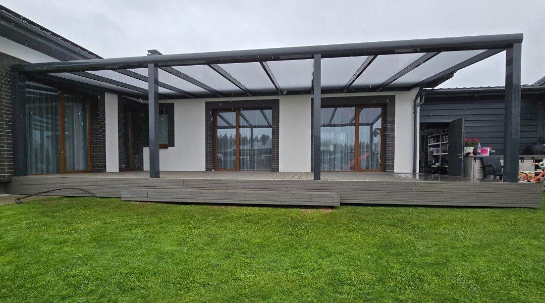 Aliuminio stoginė ir WPC lentų terasa