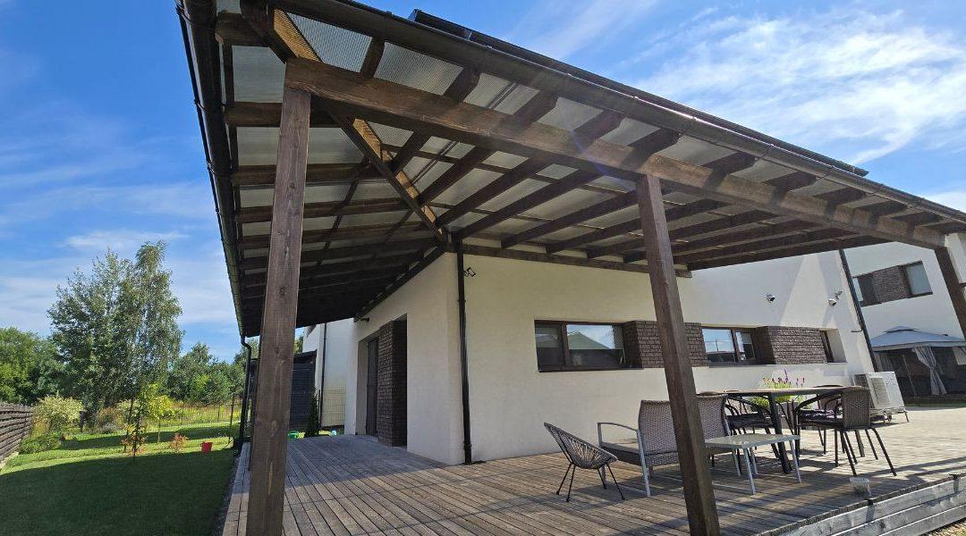 Kampinė polikarbonato dangos stoginė