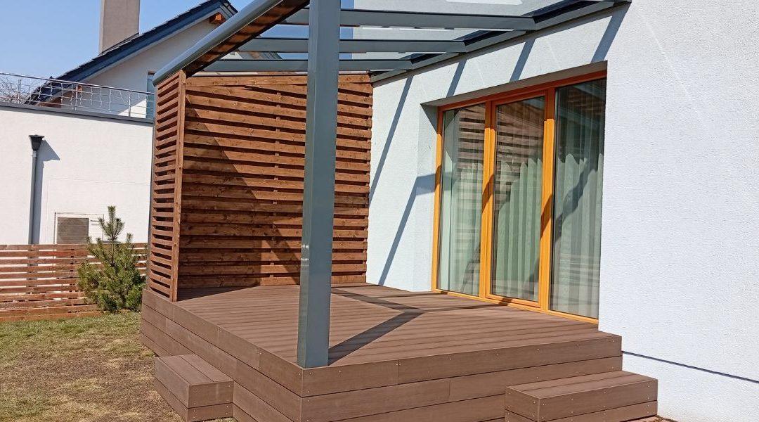 WPC lentų terasa su sienutėmis ir stiklo dangos aliuminio stogine