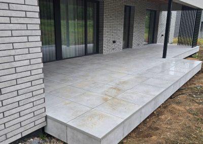 Akmens masės plytelių terasa