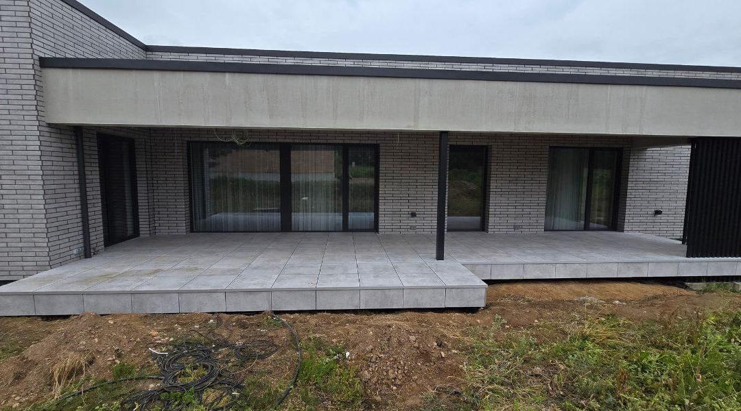 Akmens masės plytelių terasa