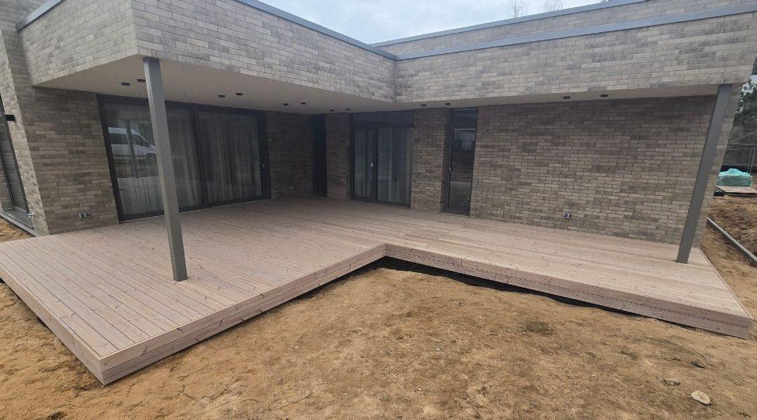 Termo pušies lentų terasa