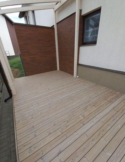 Termo pušies lentų terasa su stiklo dangos stogine