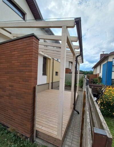 Termo pušies lentų terasa su stiklo dangos stogine