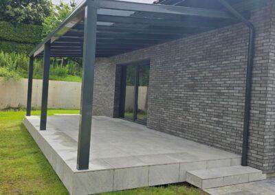Akmens masės plytelių terasa ir aliuminio stoginė su stiklinimu